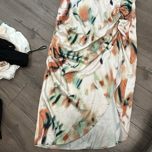 Beautiful silk dress high slit on side thigh - Picture 2 of 4